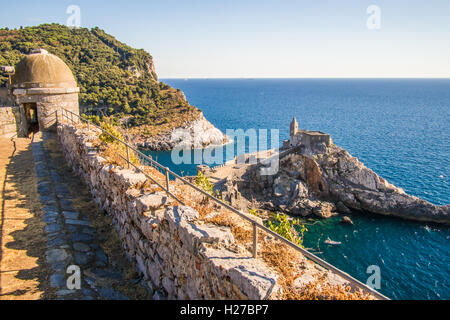 Vista dal castello Doria per la chiesa di San Pietro (San Pietro) a Portovenere, provincia della Spezia, Liguria, Italia. Foto Stock