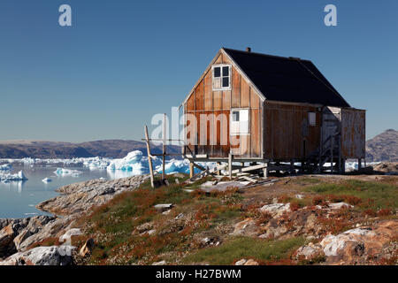 Red House di insediamento di Tiniteqilaaq sul fiordo di Sermilik, est della Groenlandia Foto Stock