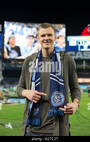 New York, NY, Stati Uniti d'America - 23 Settembre 2016: Kristaps Porzingis dei New York Knicks assiste MLS gioco tra NYCFC & Chicago Fire NYCFC ha vinto 4 - 1 Foto Stock