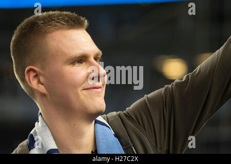 New York, NY, Stati Uniti d'America - 23 Settembre 2016: Kristaps Porzingis dei New York Knicks assiste MLS gioco tra NYCFC & Chicago Fire NYCFC ha vinto 4 - 1 Foto Stock