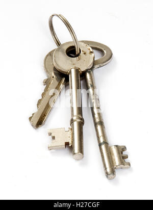 Tre rusty vecchie chiavi su un anello. studio shot su sfondo bianco. Foto Stock