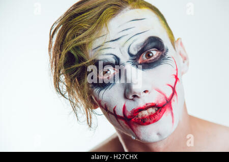 L'uomo con la faccia di Halloween art su sfondo bianco Foto Stock