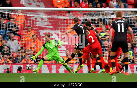 Hull City di David Meyler punteggi il suo lato di apertura obiettivo durante il match di Premier League ad Anfield, Liverpool. Foto Stock