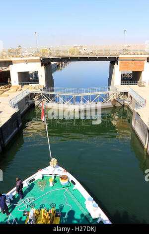 Avvicinando la nave si blocca in Esna e vecchia diga sul fiume Nilo in Egitto Foto Stock