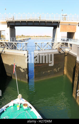 Avvicinando la nave si blocca in Esna e vecchia diga sul fiume Nilo in Egitto Foto Stock