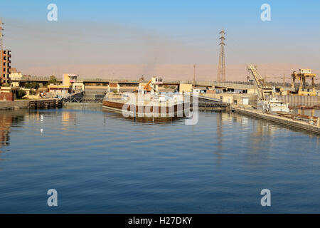 Avvicinando la nave si blocca in Esna e vecchia diga sul fiume Nilo in Egitto Foto Stock