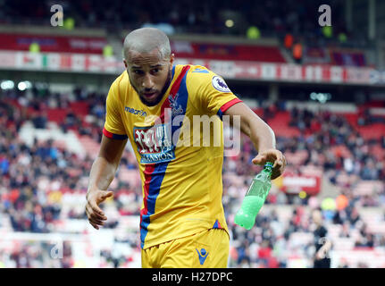 Il palazzo di cristallo di Andros Townsend contiene un flacone che è stato gettato su per il passo a Christian Benteke celbrating mentre il suo obiettivo durante il match di Premier League allo stadio di luce, Sunderland. Foto Stock