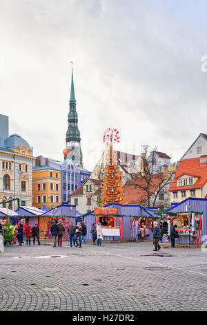 Riga, Lettonia - 26 dicembre 2015: la gente camminare intorno al mercato di Natale situato sulla piazza Livu nel centro della città vecchia di Riga, Lettonia. Foto Stock