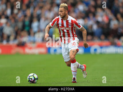 Stoke City's Marko Arnautovic Stoke City's Charlie Adam (a destra) guarda sconsolato dopo il fischio finale durante il match di Premier League a Bet365 Stadium, Stoke-on-Trent. Foto Stock