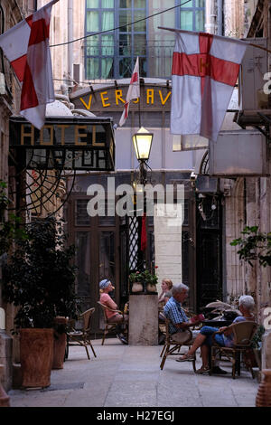 I turisti ubicazione in Versavee ristorante si trova in un piccolo vicolo cortile accanto all' Imperial Hotel vicino alla Porta di Jaffa nella città vecchia di Gerusalemme Est Israele Foto Stock