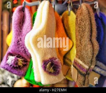 Riga, Lettonia - 24 dicembre 2015: Handmade calze di lana appeso su un display in corrispondenza di uno degli stalli durante il Mercatino di Natale a Riga, Lettonia. Foto Stock