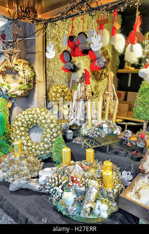 Riga, Lettonia - 25 dicembre 2015: stallo con la festosa ghirlande con candele al mercatino di Natale a Riga, Lettonia. Il mercato è pieno di diversa anche beni artistici e negozio di souvenir Foto Stock