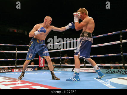 Nathan Wheatley (sinistra) e Dan Blackwell durante il concorso Middleweight a Manchester Arena. Foto Stock