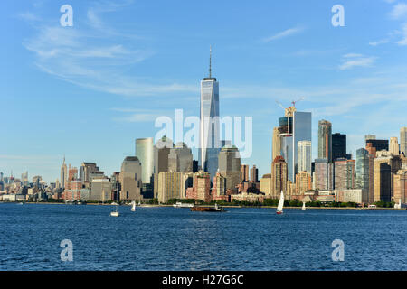 Vista dello skyline di New York City in un giorno d'estate. Foto Stock