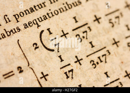 Ingrandimento di una pagina di un 200 anni vecchio libro di matematica con calcoli complessi Foto Stock