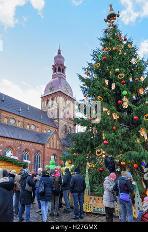 Riga, Lettonia - 25 dicembre 2015: le persone in prossimità dell'albero di Natale presso il mercatino di Natale in piazza del Duomo nel centro della città vecchia di Riga, Lettonia. Foto Stock