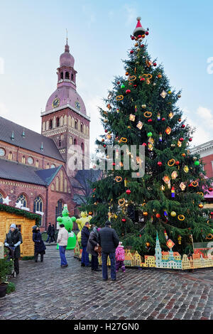 Riga, Lettonia - 25 dicembre 2015: le persone in prossimità dell albero di Natale presso il mercatino di Natale in piazza del Duomo nel centro della città vecchia di Riga, Lettonia. Foto Stock