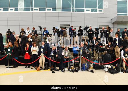 I membri dei media di attendere all'Aeroporto Internazionale di Victoria, Victoria, Canada, per l'arrivo di il Duca e la Duchessa di Cambridge prima dell inizio della coppia reale ufficiale del tour del Canada. Foto Stock