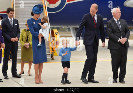 Il primo ministro del Canada Justin Trudeau (sinistra) orologi dopo aver salutato il Duca e la Duchessa di Cambridge e i loro figli Prince George e la Principessa Charlotte, all'Aeroporto Internazionale di Victoria, Victoria, Canada, il primo giorno del loro tour ufficiale del Canada. Foto Stock