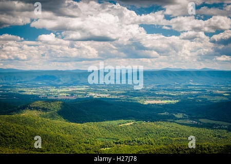 Vista della valle di Shenandoah e monti Appalachi da Mill Mountain Trail vicino al Grande Schloss in George Washington compit Foto Stock