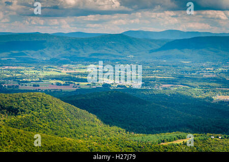 Vista della valle di Shenandoah e monti Appalachi da Mill Mountain Trail vicino al Grande Schloss in George Washington compit Foto Stock