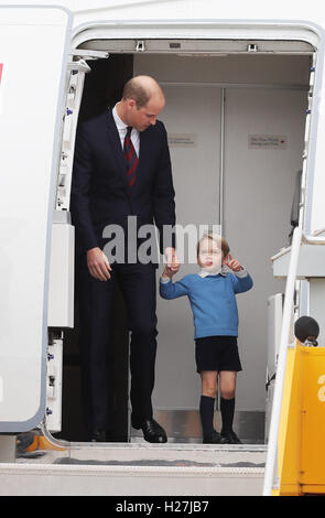 Il Duca di Cambridge con suo figlio Prince George, in attesa di uscire dall'aereo con sua moglie la Duchessa di Cambridge e la loro figlia Princess Charlotte come essi arrivano all'Aeroporto Internazionale di Victoria, Victoria, Canada, il primo giorno del loro tour ufficiale del Canada. Foto Stock