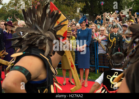 La Duchessa di Cambridge orologi prima nazione ballerini ad un ufficiale di cerimonia di benvenuto all'Assemblea Legislativa della British Columbia, in Victoria, Canada, durante il primo giorno del Royal Tour in Canada. Foto Stock