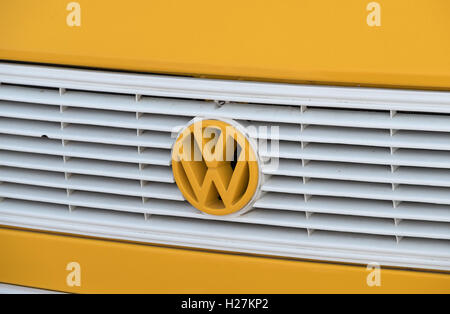 Volkswagen retrò bus giallo segno Foto Stock