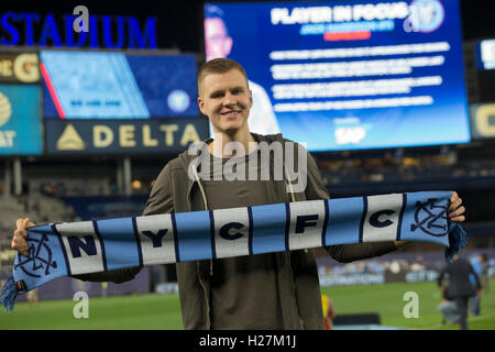 New York, Stati Uniti. 23 Sep, 2016. Kristaps Porzingis dei New York Knicks assiste MLS gioco tra NYCFC & Chicago Fire NYCFC ha vinto 4 - 1 © Lev Radin/Pacific Press/Alamy Live News Foto Stock