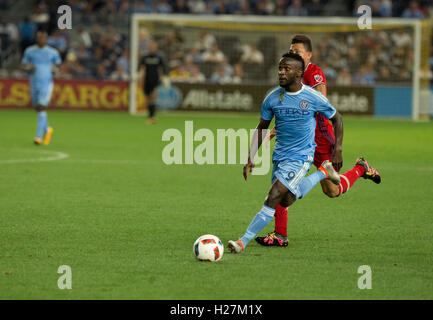 New York, Stati Uniti. 23 Sep, 2016. Steven Mendoza (9) di comandi NYCFC la palla durante il gioco MLS contro Chicago Fire NYCFC ha vinto 4 - 1. © Lev Radin/Pacific Press/Alamy Live News Foto Stock