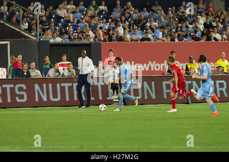 New York, Stati Uniti. 23 Sep, 2016. Khiry Shelton (19) 0f NYCFC controlla la sfera durante il gioco MLS contro Chicago Fire NYCFC ha vinto 4 - 1 © Lev Radin/Pacific Press/Alamy Live News Foto Stock