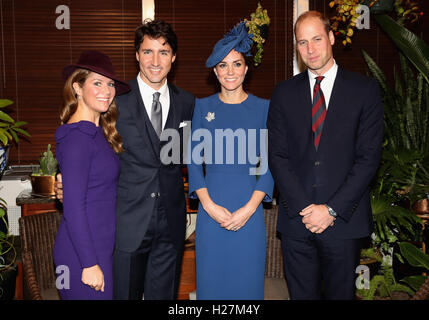 Il Duca e la Duchessa di Cambridge con il primo ministro canadese Justin Trudeau e sua moglie Sophie Gregoire alla Government House di Victoria sul loro primo giorno della loro visita in Canada. Foto Stock