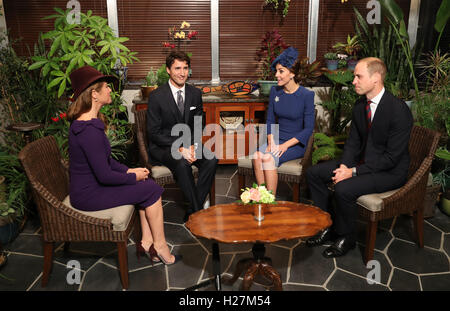 Il Duca e la Duchessa di Cambridge con il primo ministro canadese Justin Trudeau e sua moglie Sophie Gregoire alla Government House di Victoria sul loro primo giorno della loro visita in Canada. Foto Stock