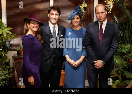 Il Duca e la Duchessa di Cambridge con il primo ministro canadese Justin Trudeau e sua moglie Sophie Gregoire alla Government House di Victoria sul loro primo giorno della loro visita in Canada. Foto Stock