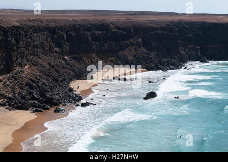 Fuerteventura: vista della spiaggia di Playa de Esquinzo, una delle più famose spiagge della costa nord occidentale per gli amanti del surf Foto Stock