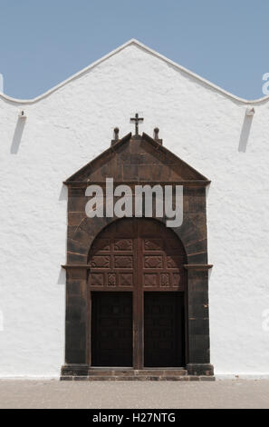 Fuerteventura Isole Canarie, Nord Africa, Spagna: la chiesa di Nostra Signora de La candelabri, costruita intorno al 1711 nel villaggio di La Oliva Foto Stock