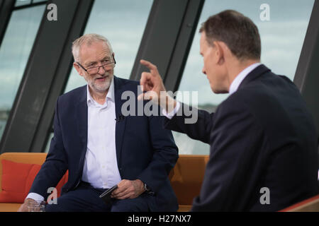 Leader laburista Jeremy Corbyn è intervistato da Andrew Marr per la BBC1 attuale programma di affari, Andrew Marr Show, presso il Museo di Liverpool prima dell' inizio del partito laburista conferenza annuale. Foto Stock