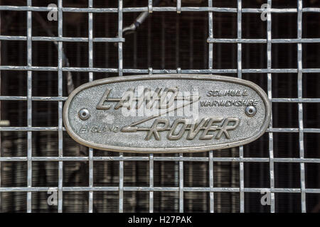 KIEV, UCRAINA - 26 Aprile 2015: Il retrò OldCarFest a Kiev. Logo retrò Land Rover closeup su un radiatore. Foto Stock