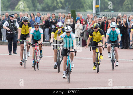 La Contessa di Wessex (centro) arriva a Londra alla fine di un 450-mile ciclismo Sfida dal Palazzo di Holyroodhouse di Edimburgo a Buckingham Palace di Londra per la sua 'ofE Diamond sfida' che segna il sessantesimo anniversario del Duca di Edimburgo di regime di premio. Foto Stock