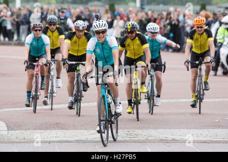 La Contessa di Wessex (centro) arriva a Londra alla fine di un 450-mile ciclismo Sfida dal Palazzo di Holyroodhouse di Edimburgo a Buckingham Palace di Londra per la sua 'ofE Diamond sfida' che segna il sessantesimo anniversario del Duca di Edimburgo di regime di premio. Foto Stock