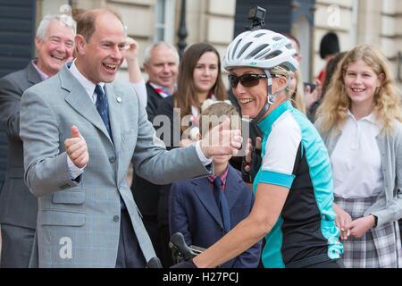 L'Earl del Wessex (sinistra) si congratula con la Contessa di Wessex con i loro figli Lady Louise Windsor e James, Visconte Severn, come lei arriva a Londra alla fine di un 450-mile ciclismo Sfida dal Palazzo di Holyroodhouse di Edimburgo a Buckingham Palace di Londra per la sua 'ofE Diamond sfida' che segna il sessantesimo anniversario del Duca di Edimburgo di regime di premio. Foto Stock