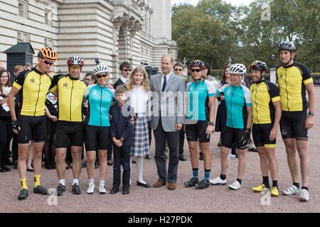 L'Earl del Wessex (centro) si congratula con la Contessa di Wessex (terza a sinistra) con i loro bambini Lady Louise Windsor e James, Visconte Severn, come lei arriva a Londra alla fine di un 450-mile ciclismo Sfida dal Palazzo di Holyroodhouse di Edimburgo a Buckingham Palace di Londra per la sua 'ofE Diamond sfida' che segna il sessantesimo anniversario del Duca di Edimburgo di regime di premio. Foto Stock