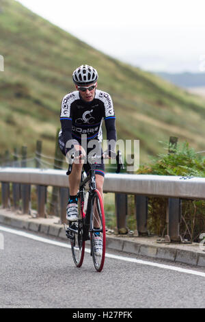 Accelerando professionalmente vestito ciclisti sull'asfalto durante il concorso in Scozia Foto Stock