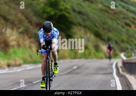 Accelerando professionalmente vestito ciclisti sull'asfalto durante il concorso in Scozia Foto Stock