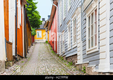 Prospettiva di strada con coloratissime case di legno nella città vecchia di Porvoo, Finlandia Foto Stock