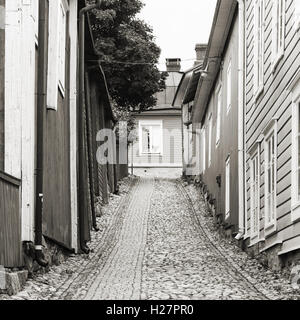 Piazza monocromatica street view con case di legno nella città vecchia di Porvoo, Finlandia Foto Stock