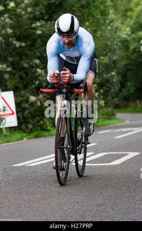 Accelerando professionalmente vestito ciclisti sull'asfalto durante il concorso in Scozia Foto Stock