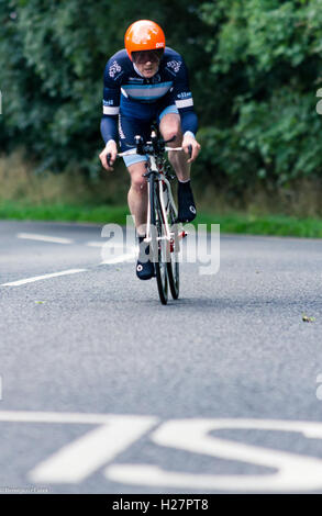 Accelerando professionalmente vestito ciclisti sull'asfalto durante il concorso in Scozia Foto Stock