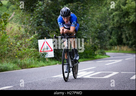 Accelerando professionalmente vestito ciclisti sull'asfalto durante il concorso in Scozia Foto Stock