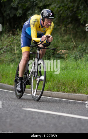 Accelerando professionalmente vestito ciclisti sull'asfalto durante il concorso in Scozia Foto Stock